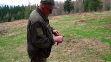 Ukrayna 'daki Karpat Ormanı' nda orta yaşlı erkek avcının görüntüleri 