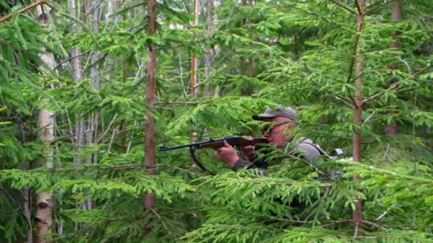 Ukrayna Daki Karpat Ormanı Nda Orta Yaşlı Erkek Avcının Görüntüleri — Stok video