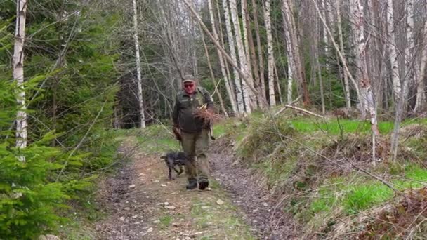 Aufnahmen Eines Männlichen Jägers Mittleren Alters Mit Seinem Hund Karpatenwald — Stockvideo