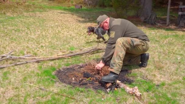 Orta Yaşlı Erkek Avcının Karpat Ormanı Ukrayna Köpeğiyle Çekilmiş Görüntüleri — Stok video