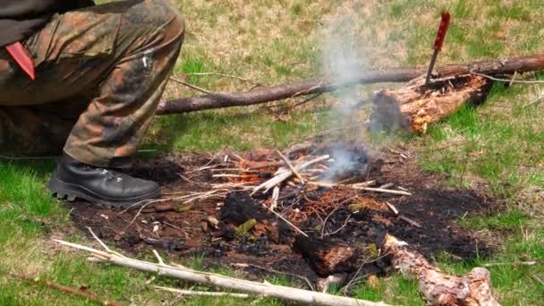 Bilder Medelålders Mansjägare Karpaternas Skog Ukraina — Stockvideo