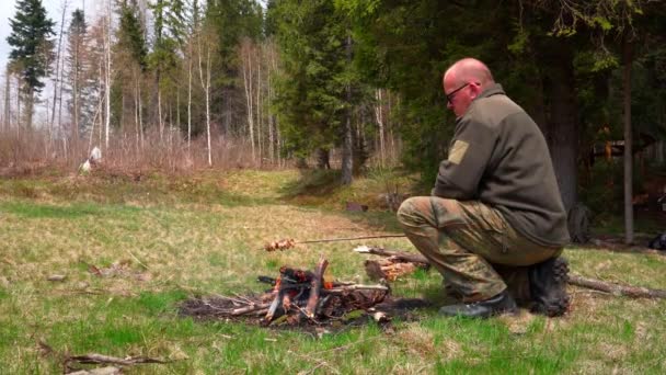 Orta Yaşlı Erkek Avcının Ukrayna Daki Karpat Ormanında Kokain Çekerken — Stok video