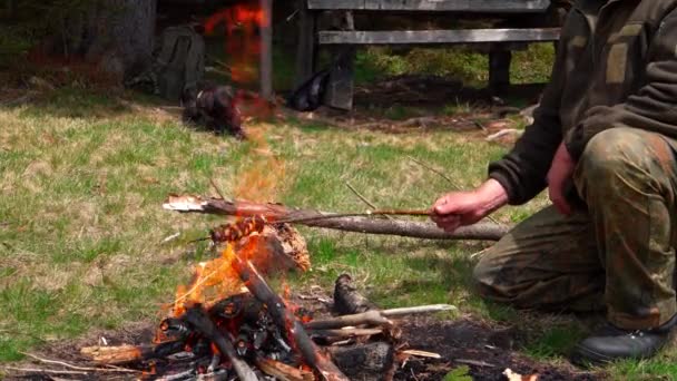 Πλάνα Από Μεσήλικα Αρσενικό Κυνηγός Coking Κρέας Στην Πυρκαγιά Στο — Αρχείο Βίντεο