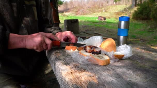 中年男性猎手用面包和肉做饭的镜头 — 图库视频影像