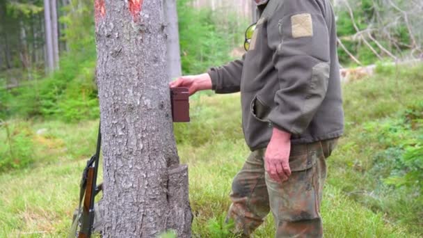ウクライナのカルパティアの森にカメラの罠を置く中年の男性ハンターの映像 — ストック動画