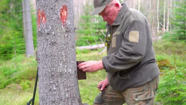 Orta Yaşlı Erkek Avcının Ukrayna Daki Karpat Ormanında Ağaca Kamera — Stok video