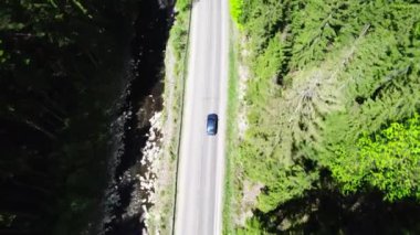 Dağ yolunda araba sürerken çekilen en iyi görüntü.