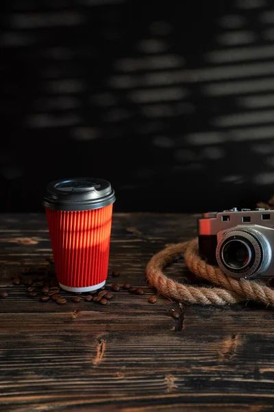 Bliskie Ujęcie Rocznika Aparat Fotograficzny Kawa Drewnianym Tle — Zdjęcie stockowe