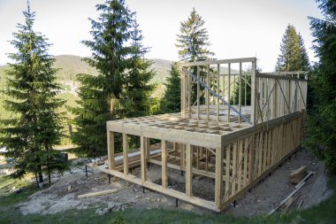 Dağ ormanlarında ahşap ev inşaatı