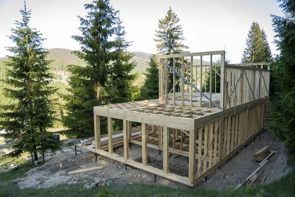 在山林中建造木制房屋 — 图库照片