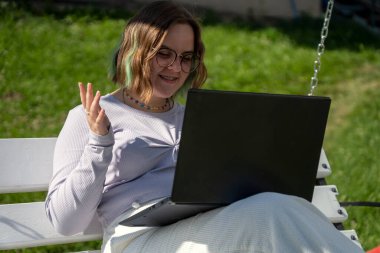 Dizüstü bilgisayarı üzerinde çalışan serbest çalışan genç bir bayan.