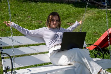 Dizüstü bilgisayarı üzerinde çalışan serbest çalışan genç bir bayan.