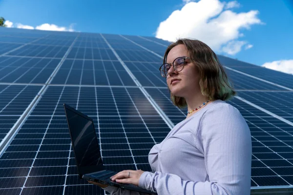 Young Female Engineer Set Solar Station — Stock Photo, Image