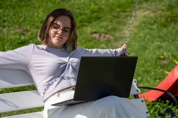 Dizüstü bilgisayarı üzerinde çalışan serbest çalışan genç bir bayan.