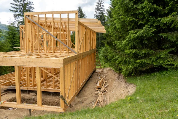 Malebný Záběr Stavby Dřevěného Domu Horském Lese — Stock fotografie