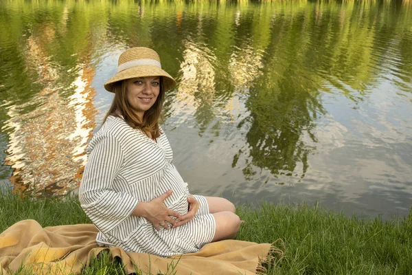 Portret Van Mooie Jonge Zwangere Vrouw Park — Stockfoto