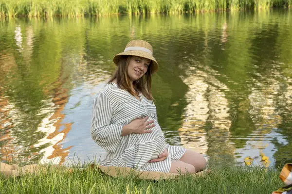Portret Van Mooie Jonge Zwangere Vrouw Park — Stockfoto