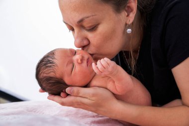 Mutlu annenin yeni doğmuş bebeğiyle yakın plan çekimi.