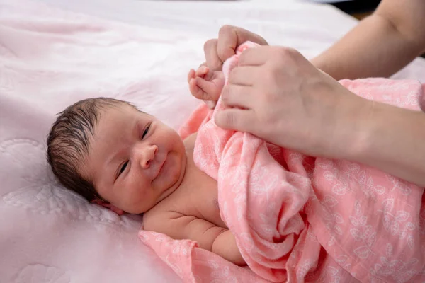 Close Shot Van Mooie Pasgeboren Baby Zacht Bed — Stockfoto