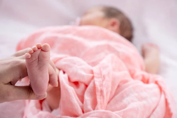 Close Tiro Belo Bebê Recém Nascido Cama Macia — Fotografia de Stock