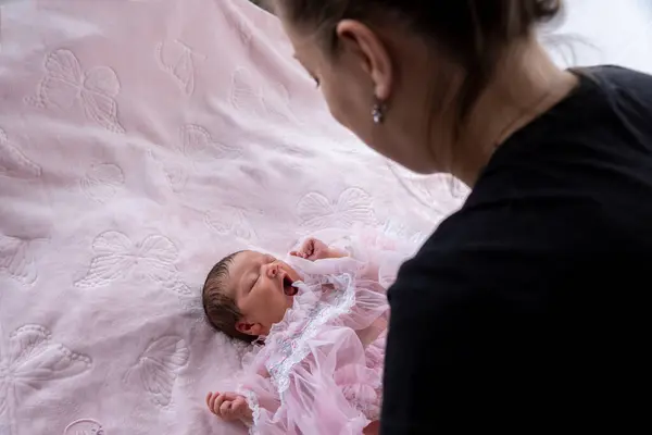 Close Tiro Mãe Feliz Com Seu Bebê Recém Nascido — Fotografia de Stock