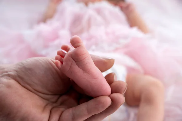 Close Shot Van Mooie Pasgeboren Baby Zacht Bed — Stockfoto