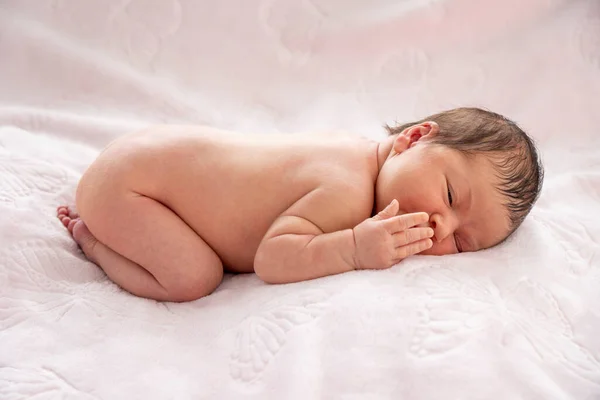 Close Shot Van Mooie Pasgeboren Baby Zacht Bed — Stockfoto