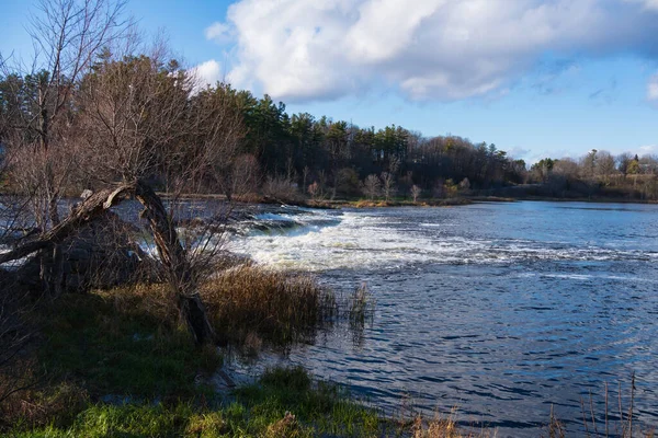 ミシシッピ川に小さな水が落ちる — ストック写真