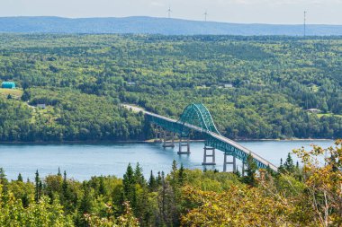 Uzun bir nehrin üzerinde bir köprü