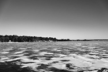 Kışın donmuş bir göl.