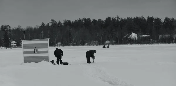 凍った湖で冬の間の氷釣り — ストック写真