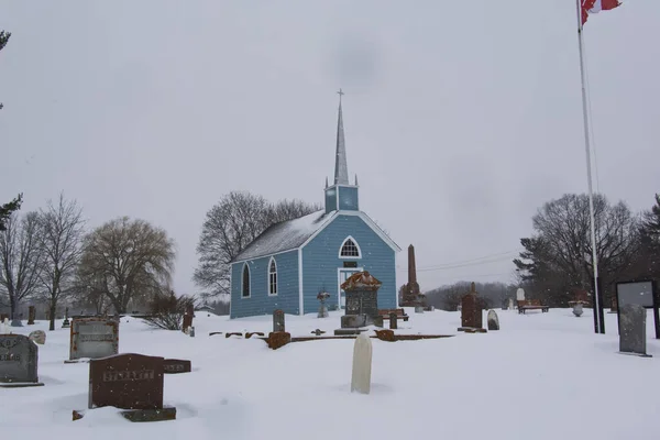 冬の青の教会と墓地 — ストック写真