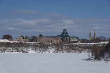 Kar ve nehirle kaplı kış manzarası