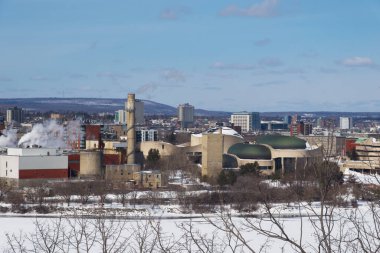 Güneşli bir günde şehir manzarası