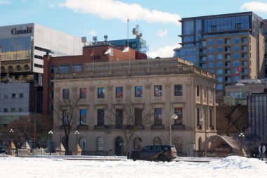 Güneşli bir günde şehir manzarası