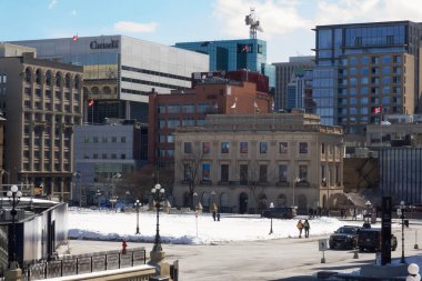 Güneşli bir günde şehir manzarası