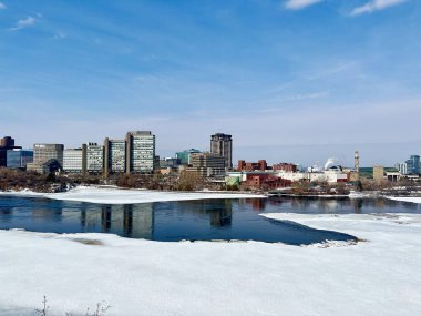 Güneşli bir günde şehir manzarası