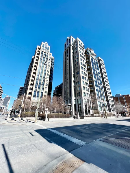 Güneşli bir günde güneşli bir şehir manzarası