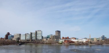 Güneşli bir günde şehir manzarası