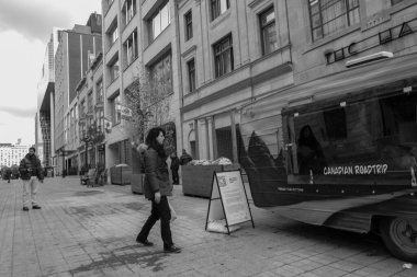 Sokakta yürüyen insanlar