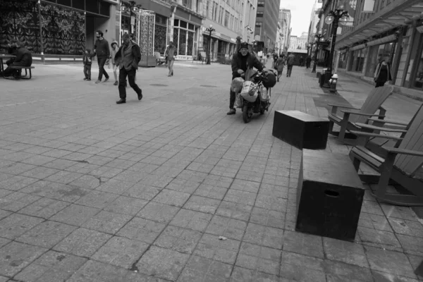 Pessoas Andando Pela Rua — Fotografia de Stock