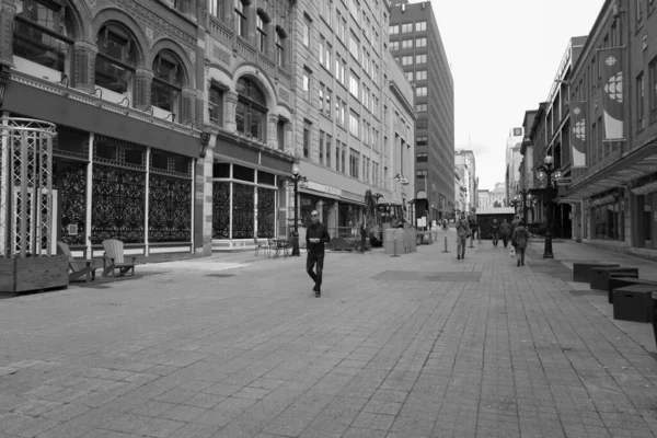 Sokakta yürüyen insanlar