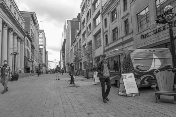 Folk Går Nerför Gatan — Stockfoto