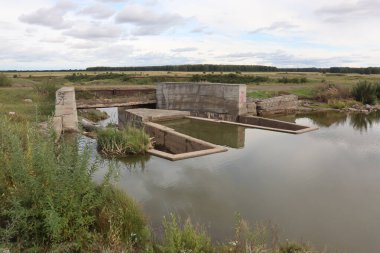 Nehirdeki pasif hidroelektrik santralinin kalıntıları.