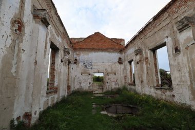 Nehirdeki pasif hidroelektrik santralinin kalıntıları.