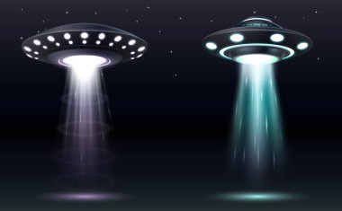 UFO seti. Işık huzmeleri olan gerçekçi uzaylı uzay gemileri. Gelecekçi bilim kurgu tanımlanamayan uzay aracı