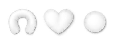 Farklı şekillerde beyaz yastıklar. Yatak odası ve yolculuk için boş ortopedik yastıklar.