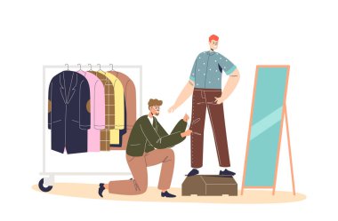 Erkek terzi kıyafet tasarımcısı, prova sırasında müşteriye dikiş diker.