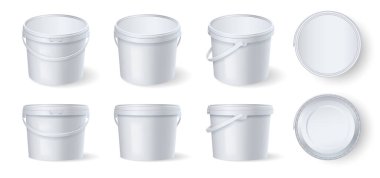 Sapı ve kapağı farklı yan manzaralı beyaz plastik kovalar. Damgalama için şablon modellemesi