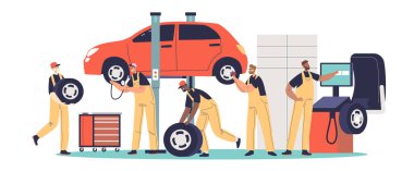 İşçiler araba için lastik değiştiriyor. Tekerlek montajında çalışan teknisyenlerle otomatik mekanik tamir hizmeti